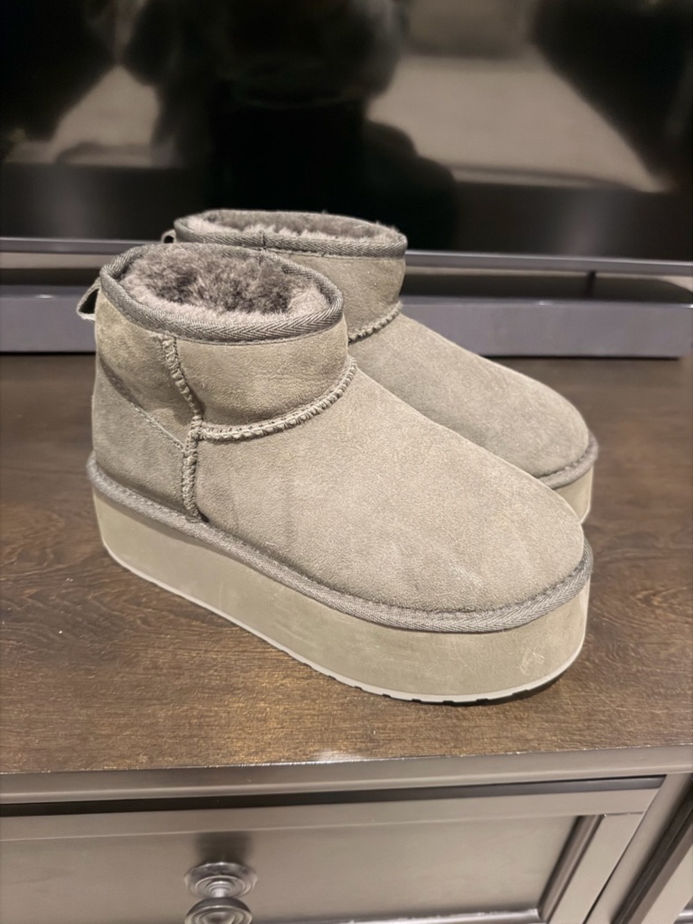 EMU Stinger Micro Platform Boots: dark olive